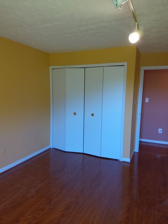 Building Photo - Two Bedroom/ Two Bath Condo at Falls Garde...