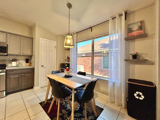 Building Photo - Cozy 3 Bed / 2 Bath Single-Story Home with Garage & Fenced Yard