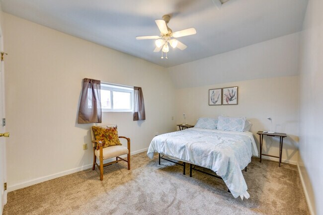 Building Photo - 504 Center St