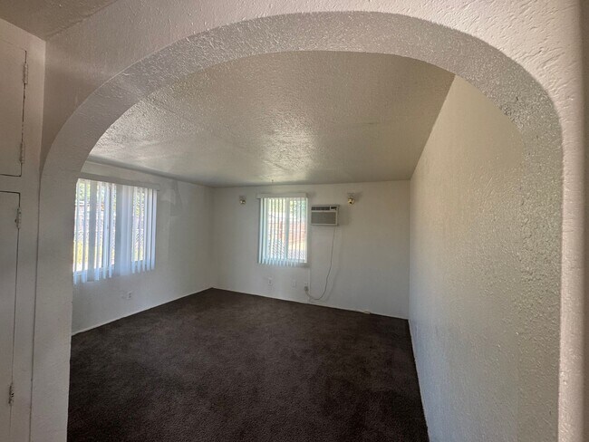 Building Photo - 4006 Mennes Ave