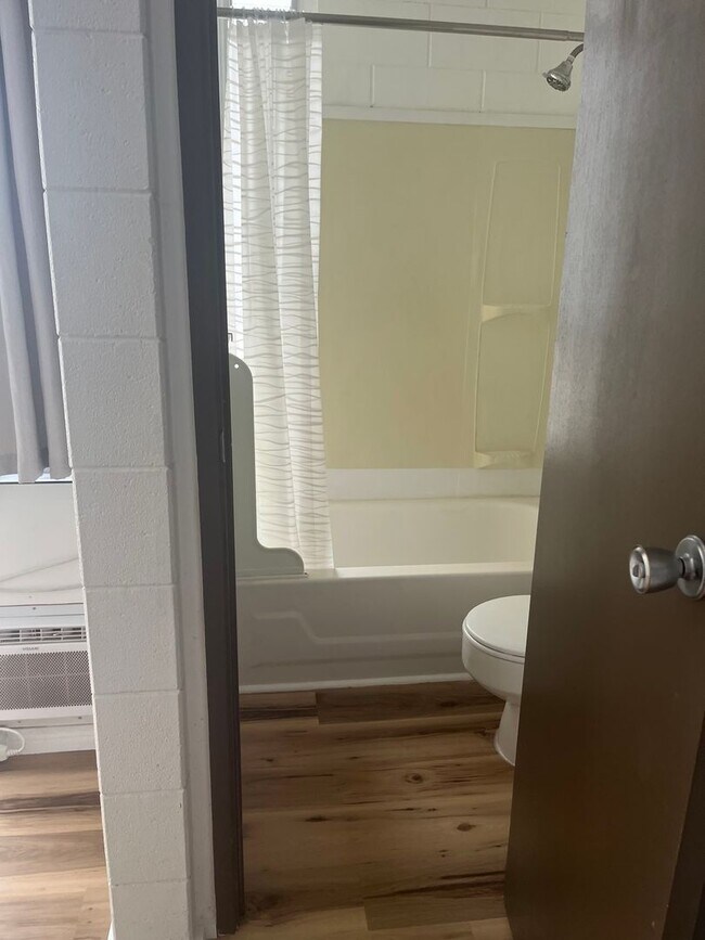 Building Photo - Recently Remodeled Studio In The Heart of Waikiki.