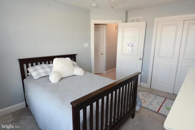 Building Photo - 326 W Hamlin Ave