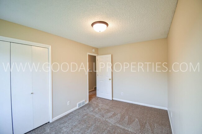 Building Photo - Half Off 1st Months Rent! 3 Bedroom 2 Bath...