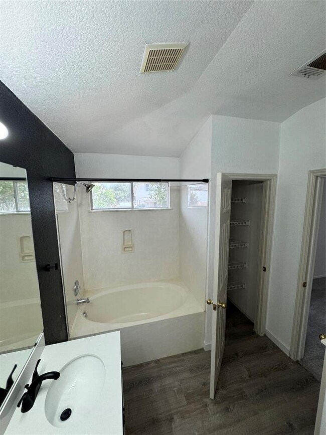 Building Photo - 2802 Greenlee Dr