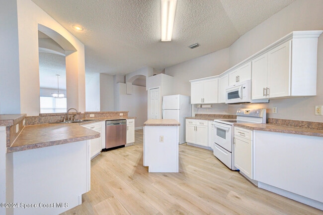Building Photo - 1085 Sedgewood Cir