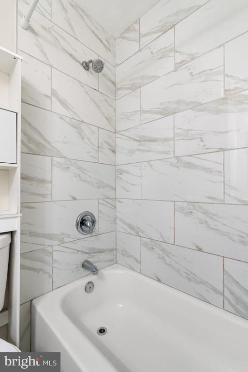 Building Photo - 4421 Kenwood Dr