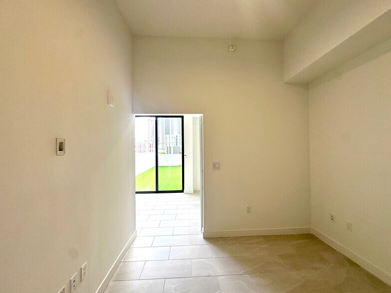 Building Photo - 1936 NW 2nd Ct