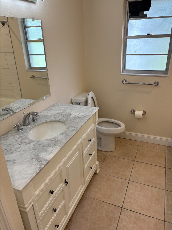 Building Photo - 240 W Gardenia Dr
