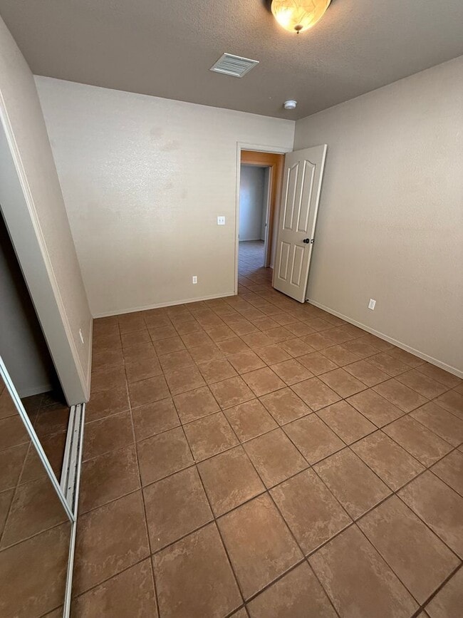 Building Photo - 4 Bedroom, 2 Bathroom House Available Now!