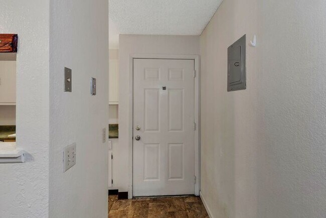 Building Photo - Cozy 2-Bedroom Condo Near CMU & St. Mary’s – Great Amenities!