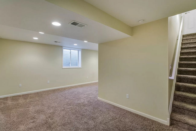 Building Photo - Stunning 3Bed 3Bath W/ Moutain views and u...