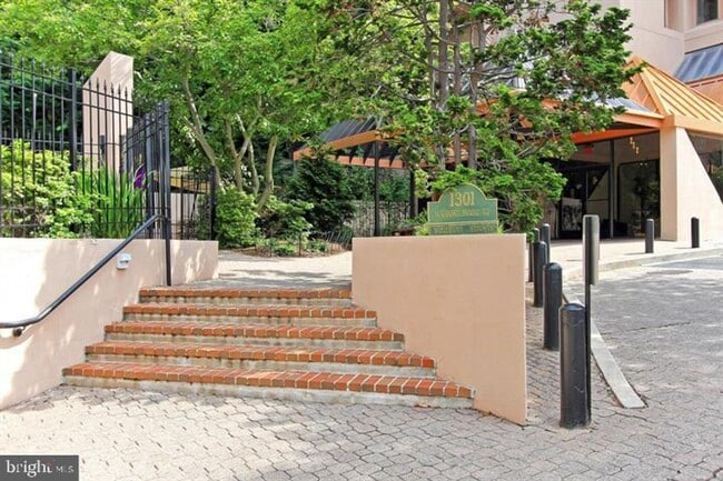 Building Photo - 1BD/1.5BA | Potomac Views & Metro Steps Away
