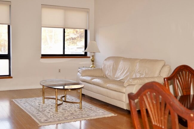 Building Photo - 200 Ledgewood Dr