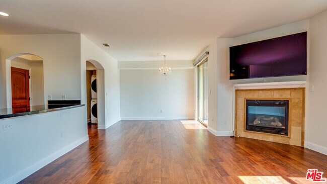 Building Photo - 5037 Rosewood Ave