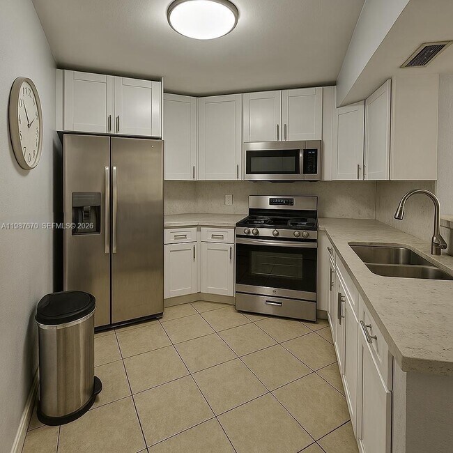 Building Photo - 9715 Fontainebleau Blvd