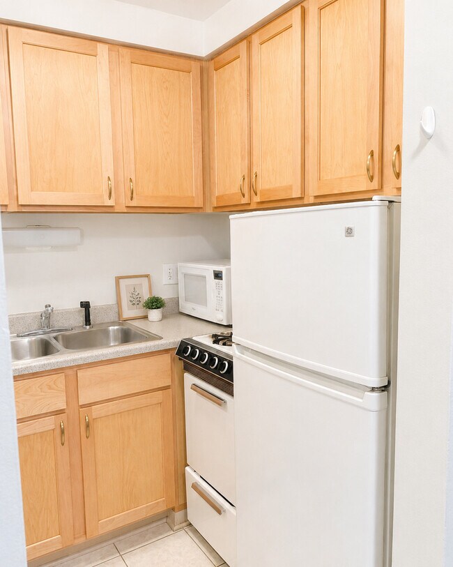 Building Photo - 510 W Fullerton Pkwy