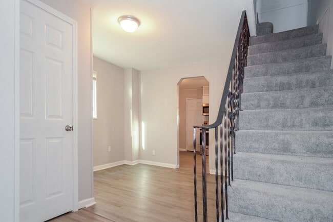 Building Photo - 1260 Summerlea Ave