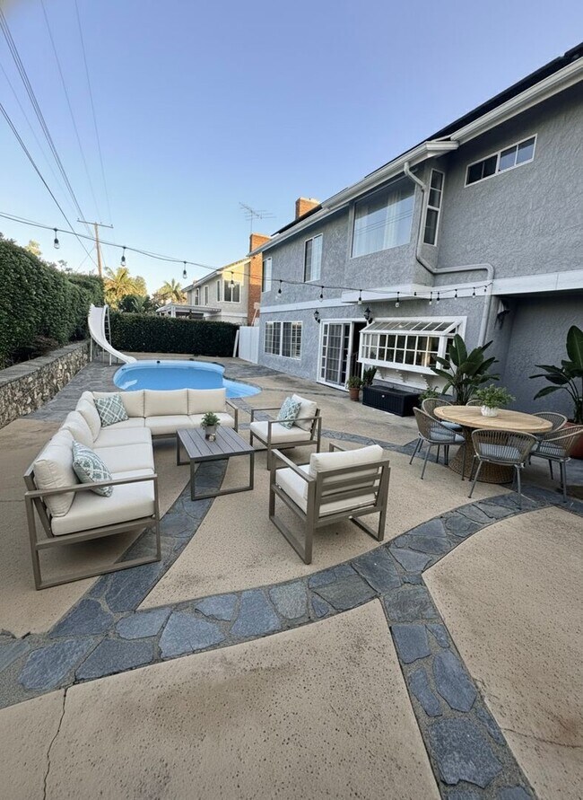 Building Photo - 5BD/4BA POOL HOME IN ALTA VISTA SOUTH | SOLAR SAVINGS | $6,500/mo