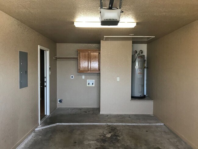 Building Photo - 3 Bedroom / 2 Bath Duplex – Text 201-231-7...