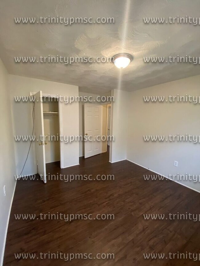 Building Photo - Freshly painted! Available now!
