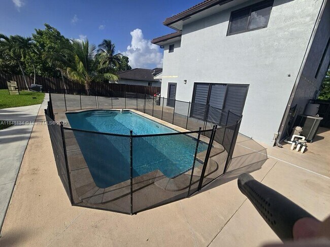 Building Photo - 16710 SW 140th Ave
