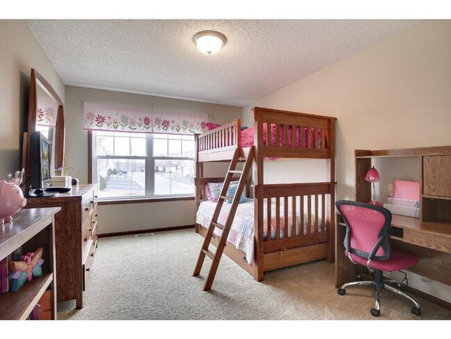 Building Photo - Pristine Woodbury 3 Bedroom Townhouse - Cl...