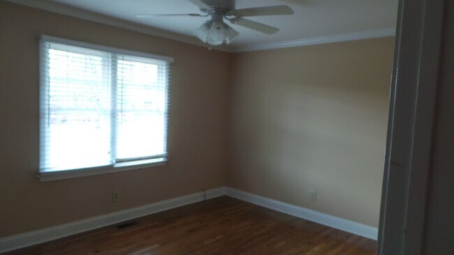 Building Photo - ~~~ Pretty Updated Brick Ranch ~~~