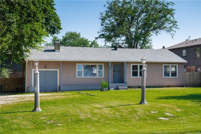 Building Photo - 1861 W Deane St