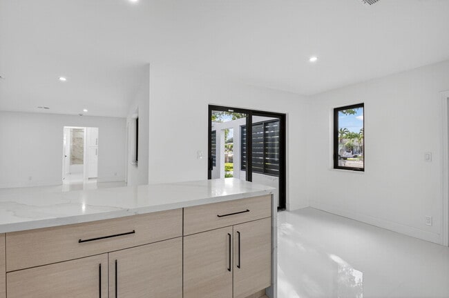 Building Photo - 513 Lindell Blvd