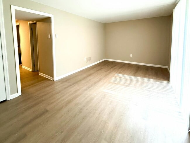 Building Photo - 9242 Woodcreek Ct