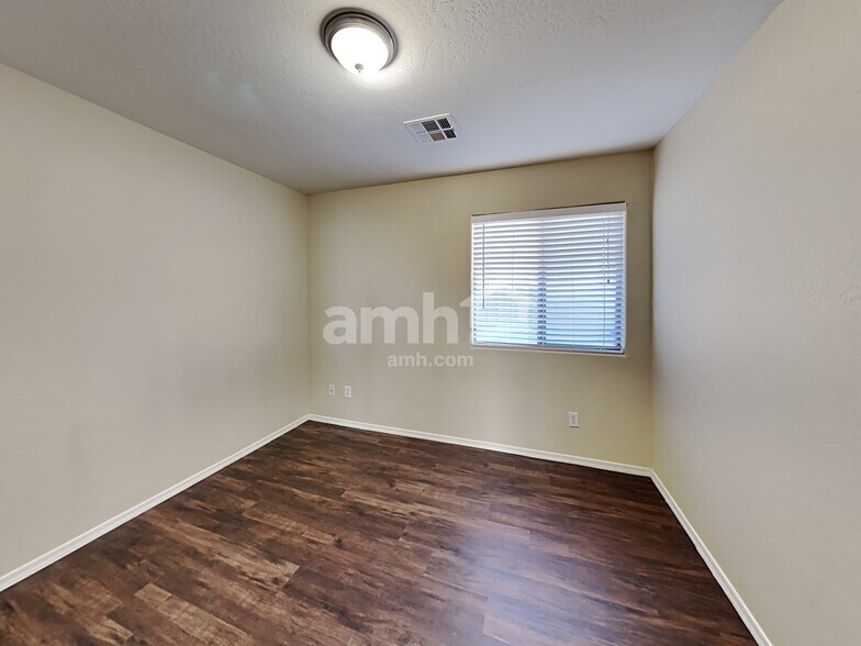 Building Photo - 25780 W Elwood St