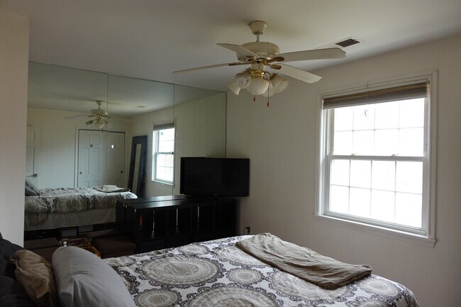 Building Photo - 2001 Fort Davis St SE