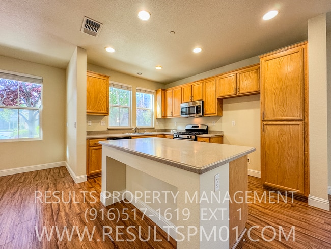 Building Photo - 3 bedroom Lincoln Home in Gated Community