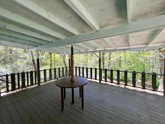Building Photo - 3 Bedroom, 1 Bath, Nice Backyard!