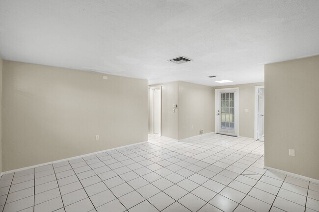 Building Photo - Beautiful 3bdrm/2bath home with attached garage and large yard $1,595.00 ** Ready Now** MOVE IN B...