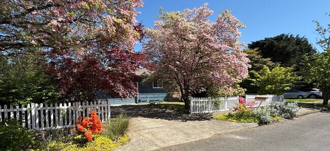 Building Photo - Well-cared-for home with strong curb appeal and quality updates in Southeast Portland.