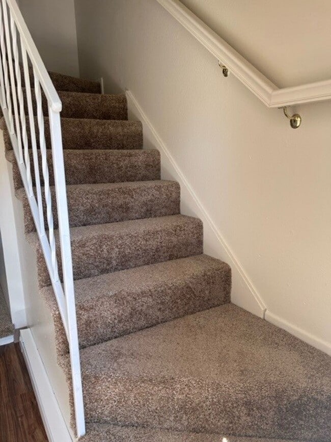 Building Photo - FREE RENT! 2x1 Townhome on Miller St S