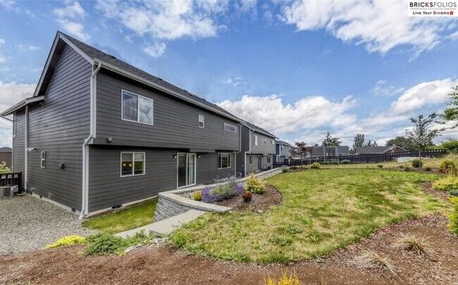 Building Photo - Banyan Grove, Bremerton: Charming 4-Bedroo...
