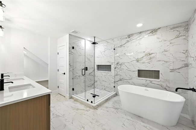 Building Photo - 815 Buckingham Pl