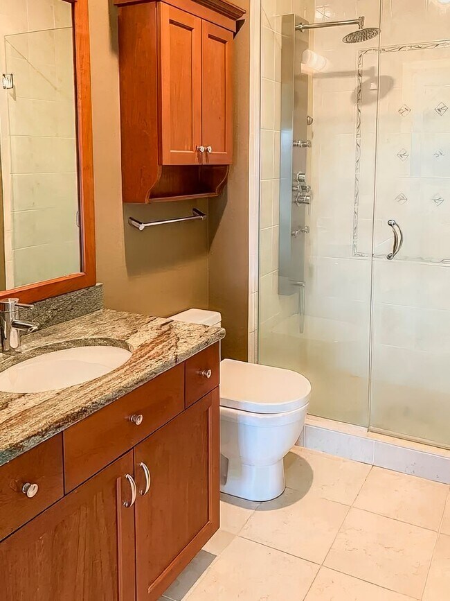 Building Photo - Penthouse condo in the ideal location in t...