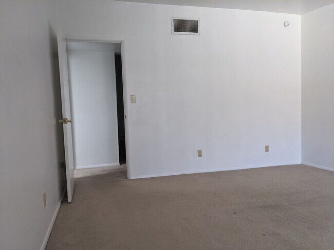 Building Photo - East Side Rental