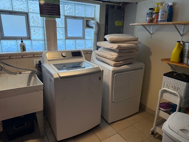 Building Photo - 840 N Austin Blvd