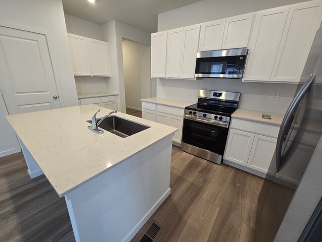 Building Photo - Brand New Townhome within walking distance to Elementary School