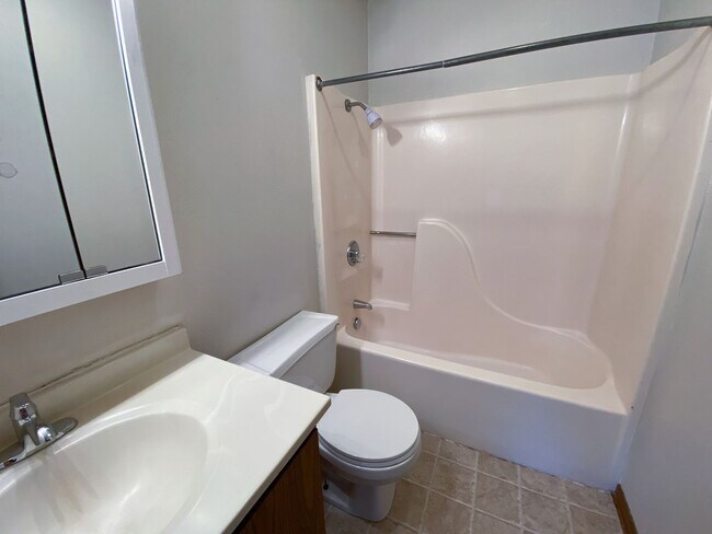 Building Photo - Harris Townhome