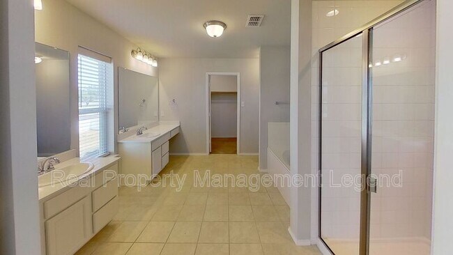 Building Photo - 1608 Hinckley Ave