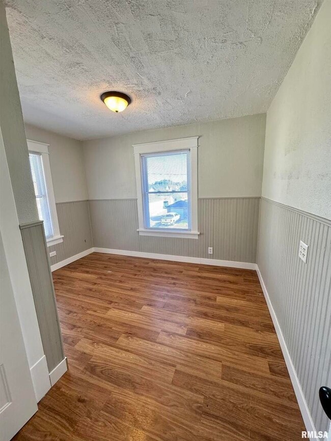 Building Photo - 716 46th St