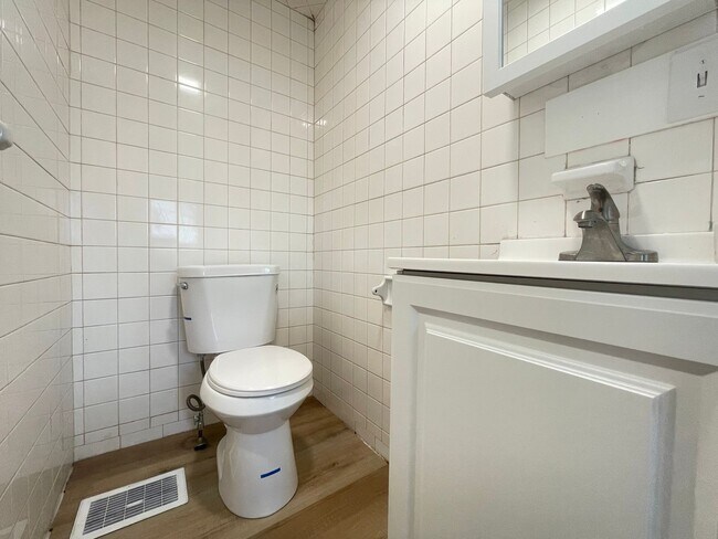 Building Photo - 475 Wilson St