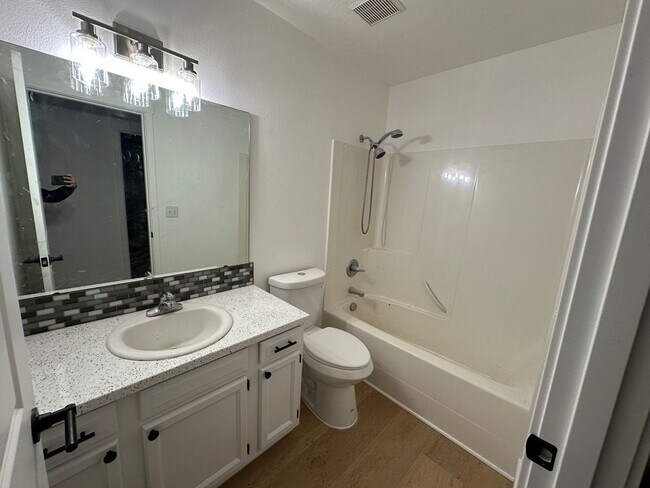 Building Photo - SPACIOUS Single Family - Remodeled- Home with big yard in great location