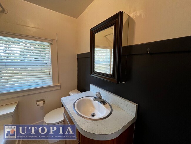 Building Photo - Charming 3 Bedroom, 1.5 Bathroom close to ...
