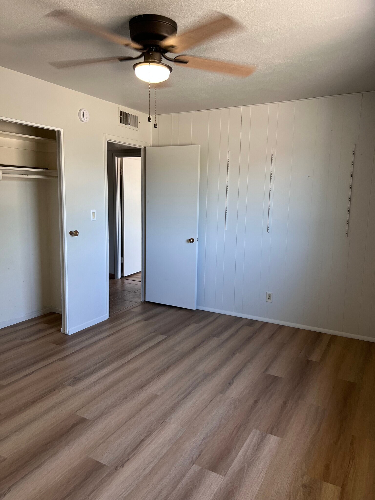 Building Photo - 3015 E Desert Cove Ave